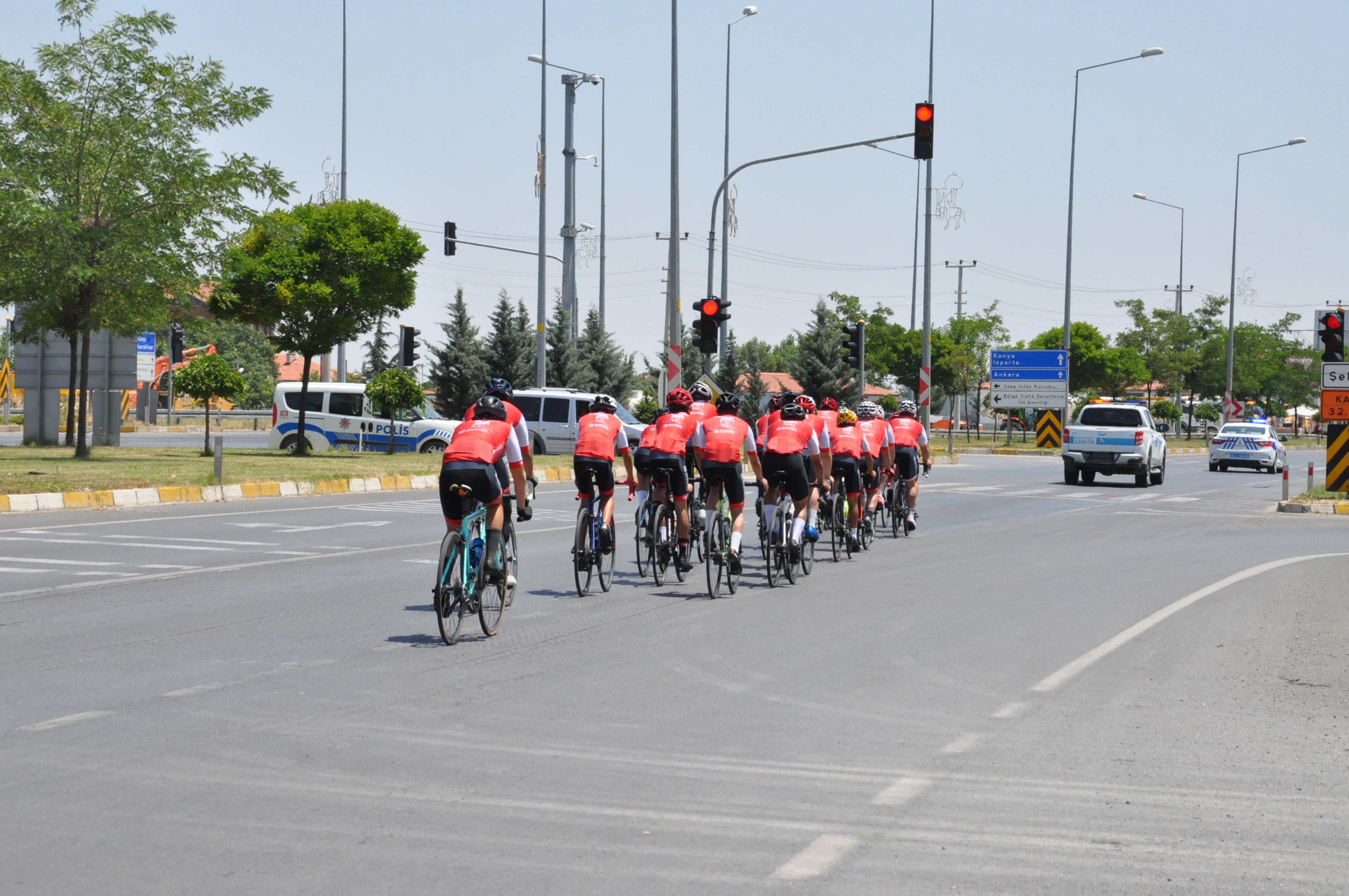 Bisiklet Turu'na katılan sporcular, Akşehir'den geçti