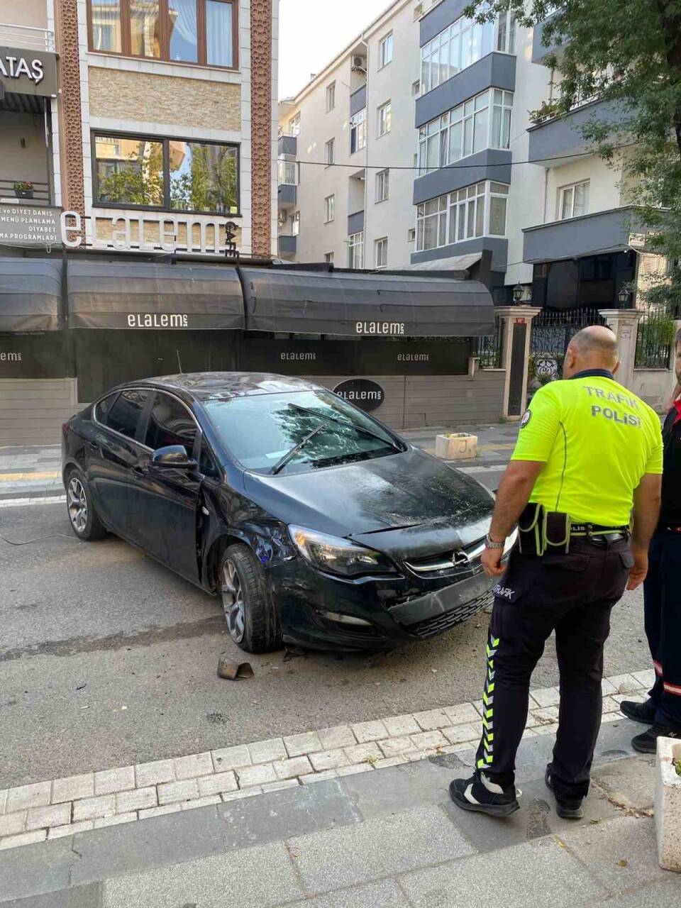 Alkollü sürücünün kullandığı otomobil hızını alamadı takla attı