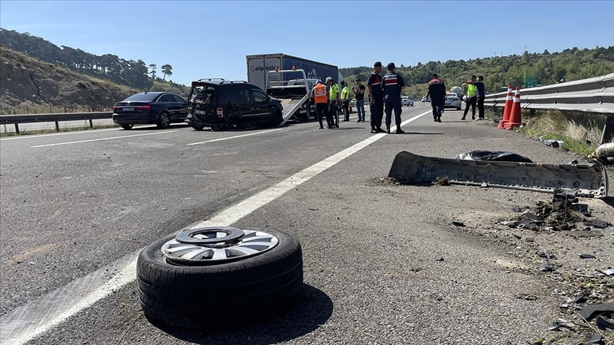 Anadolu Otoyolu'nda lastiği patlayan araç kazaya neden oldu, yaralılar var