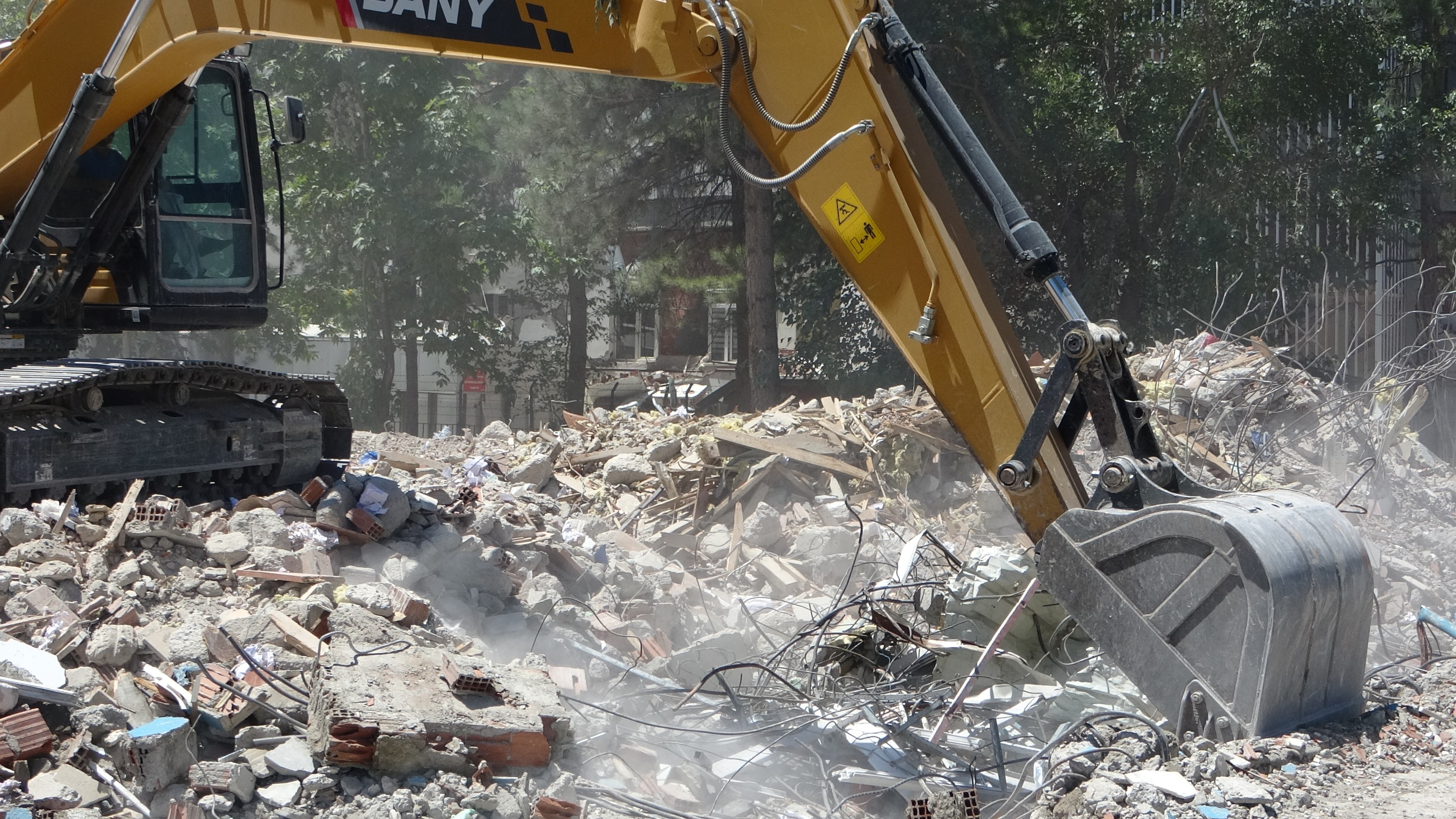Malatya’da ağır hasarlı binaların yıkımı devam ediyor