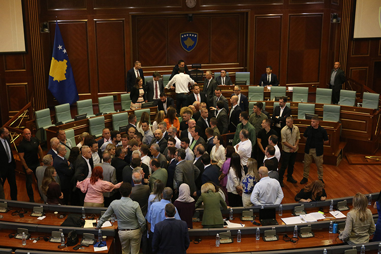 Kosova Meclisi'nde kavga