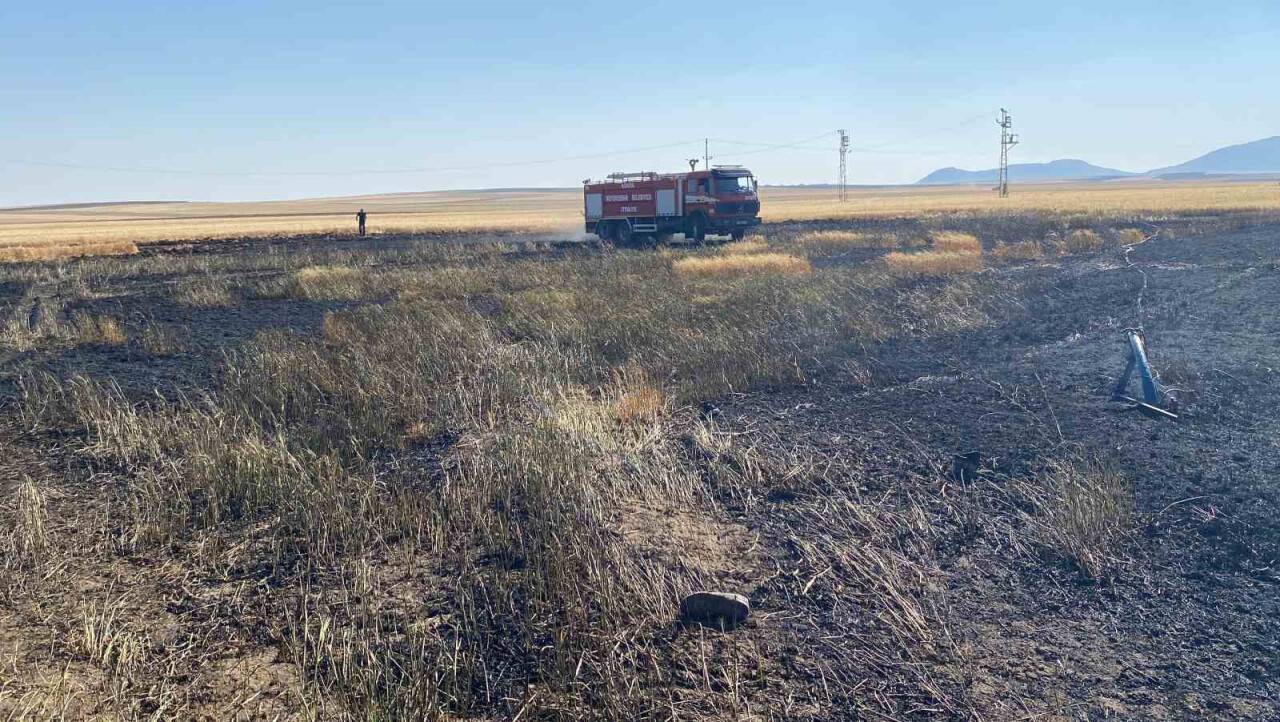 Konya’da 7 dekarlık arpa tarlası alevlere teslim oldu