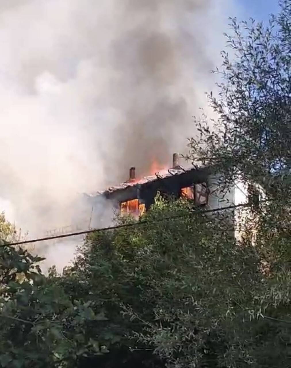 Ahşap ev alev alev yandı