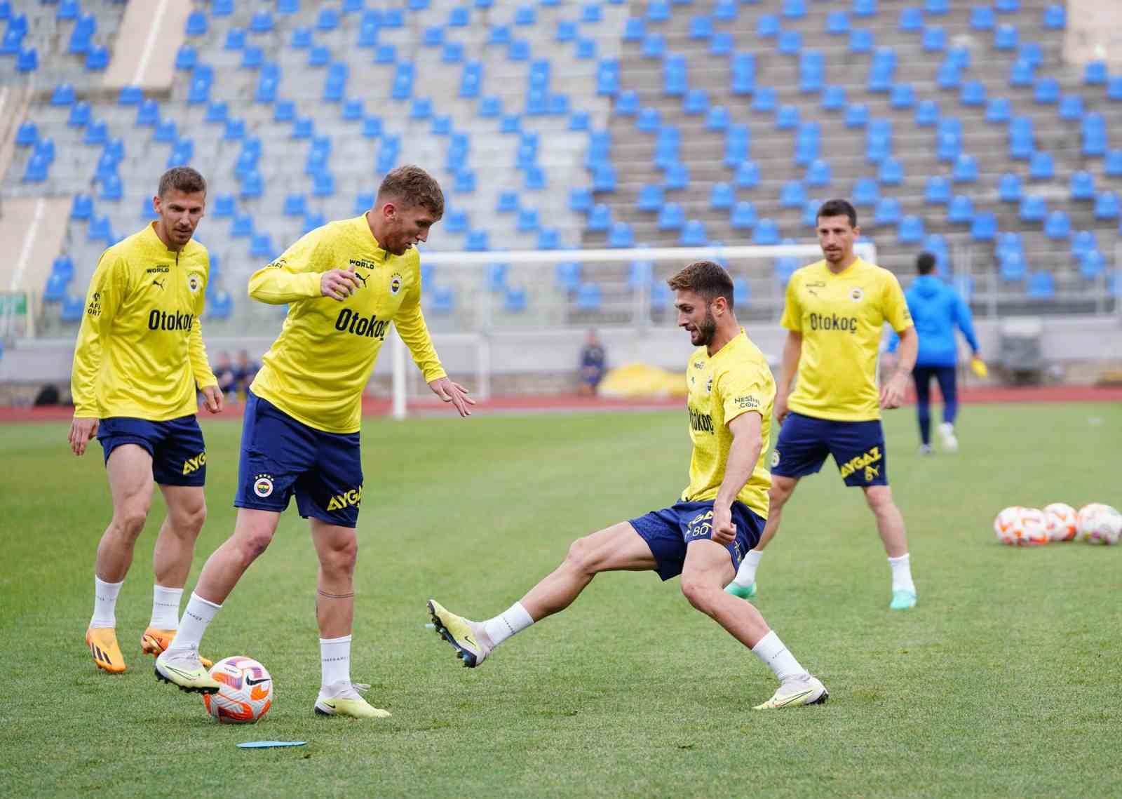 Fenerbahçe günü çift antrenmanla tamamladı