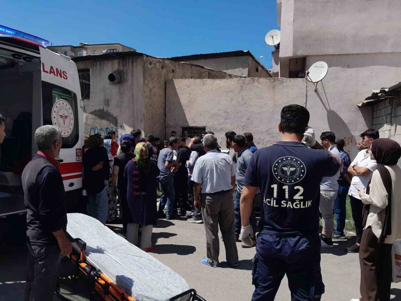 Azerbaycanlı genç 5. kattan atlayarak intihar etti