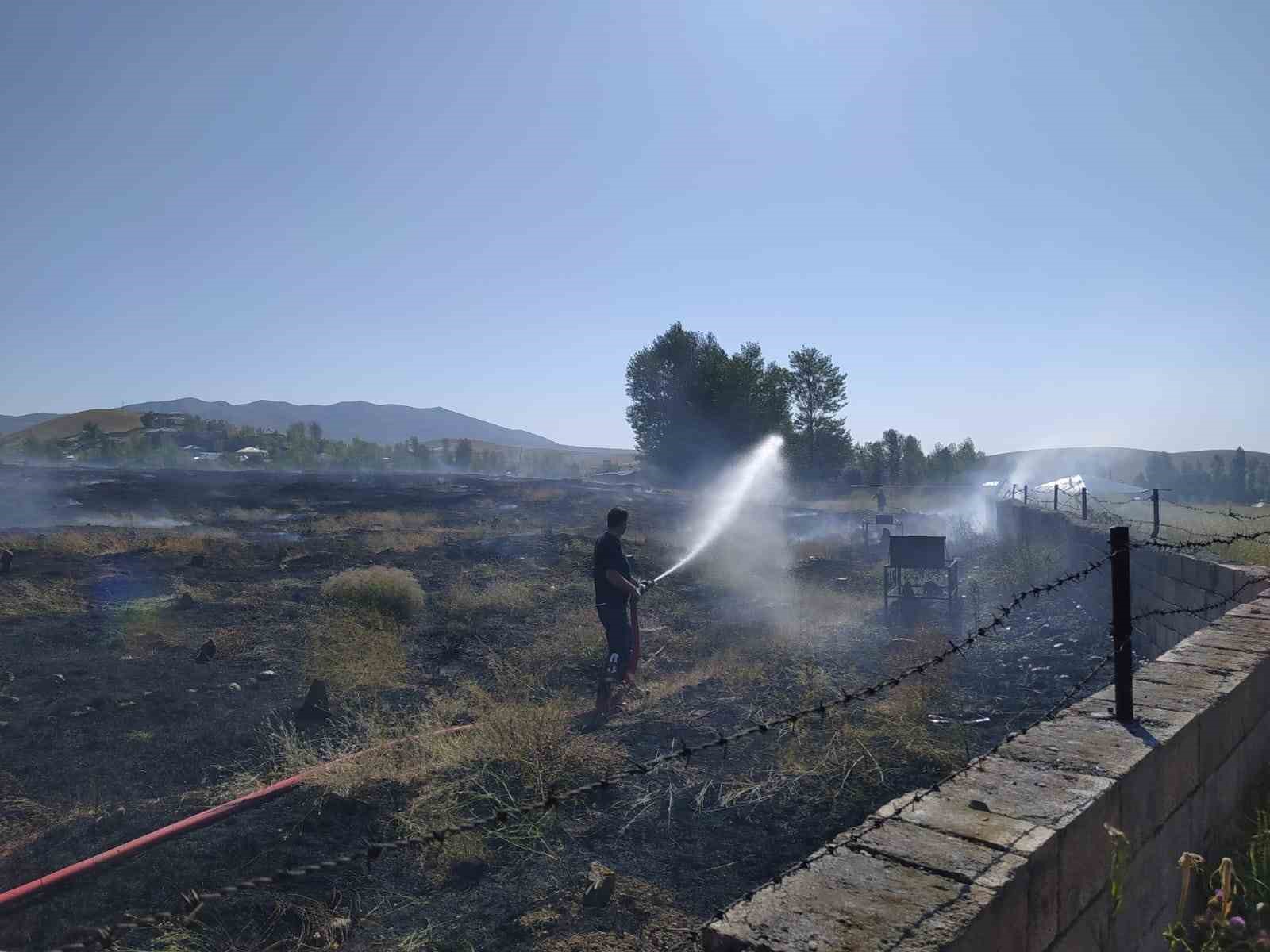 Van’da mezarlık yangını