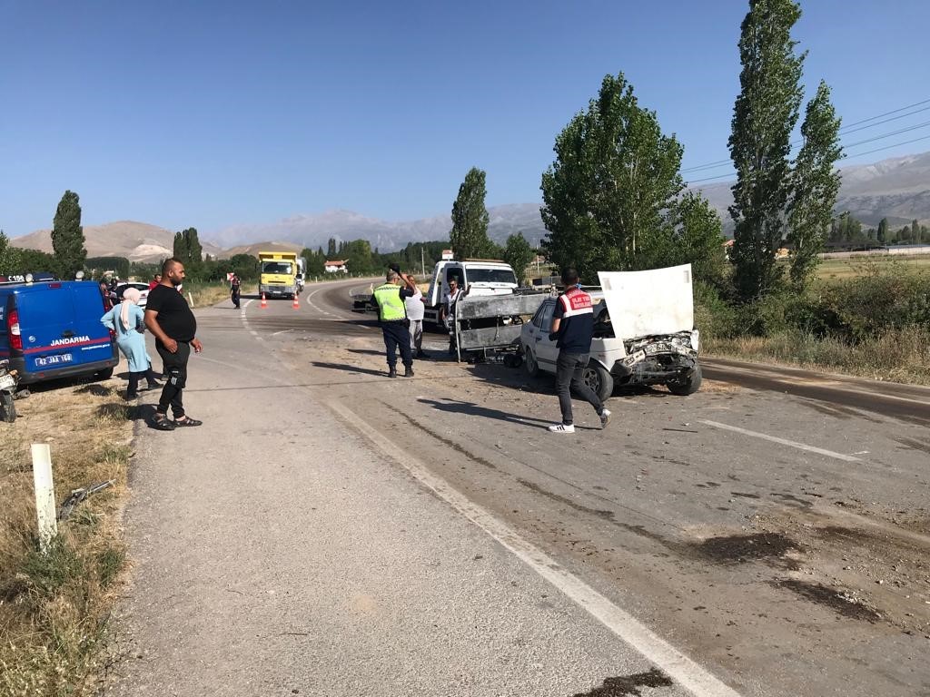 Konya’da otomobil ile kamyonet çarpıştı: 1 ölü