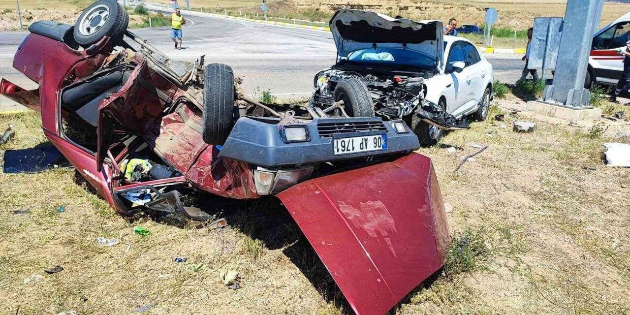 Kırıkkale-Konya yolunda iki otomobil çarpıştı: 6 yaralı