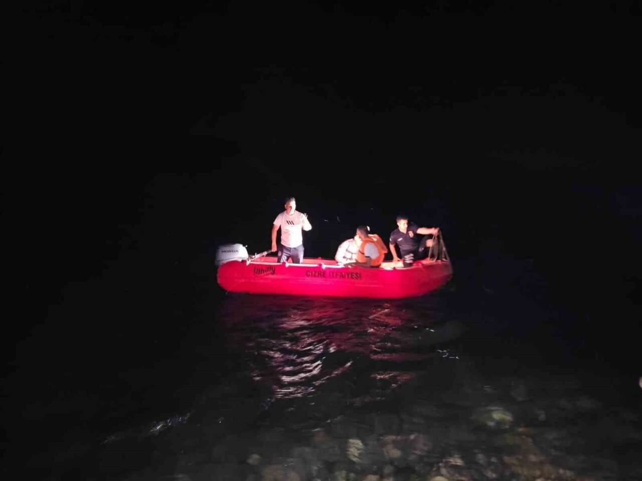 Dicle Nehri’nde mahsur kalan 2 kişi kurtarıldı