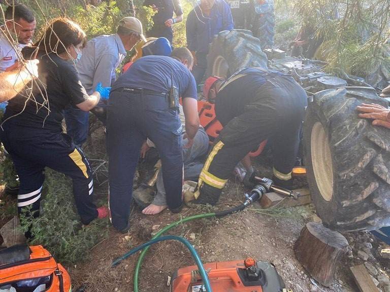 Traktör devrildi, 1 kişi yaralandı