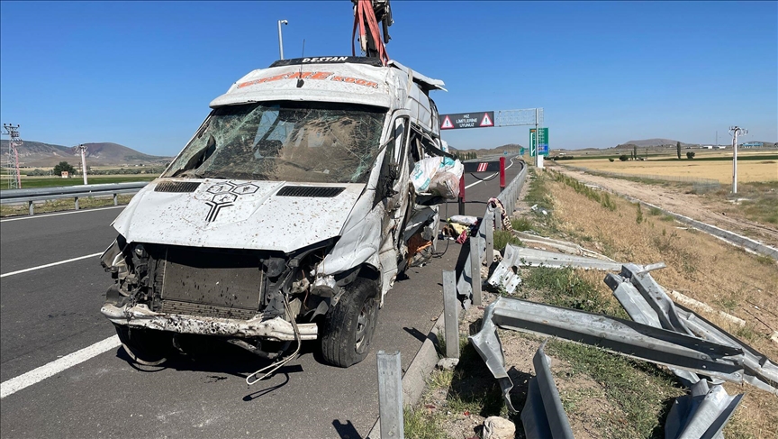 Nevşehir'de minibüs devrildi : 24 kişi yaralandı