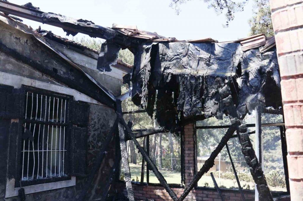 Depremin yıkamadığı evleri yangın yerle bir etti