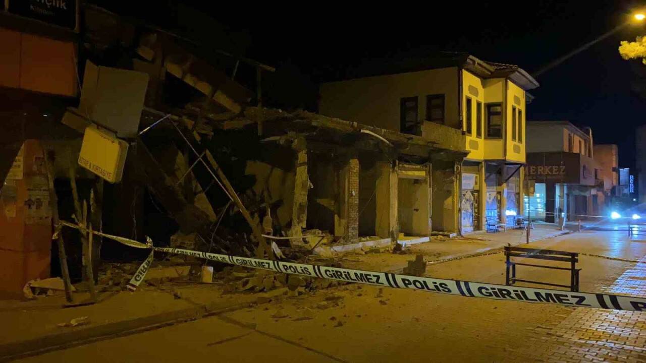 Ağır hasarlı 2 katlı bina çöktü