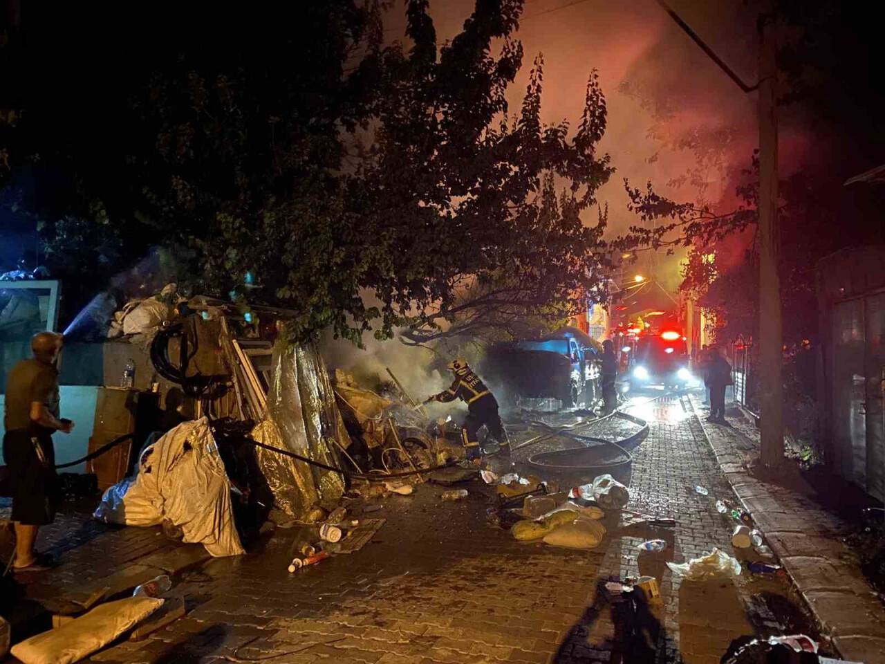 Hurda bahçede çıkan yangın korkuttu