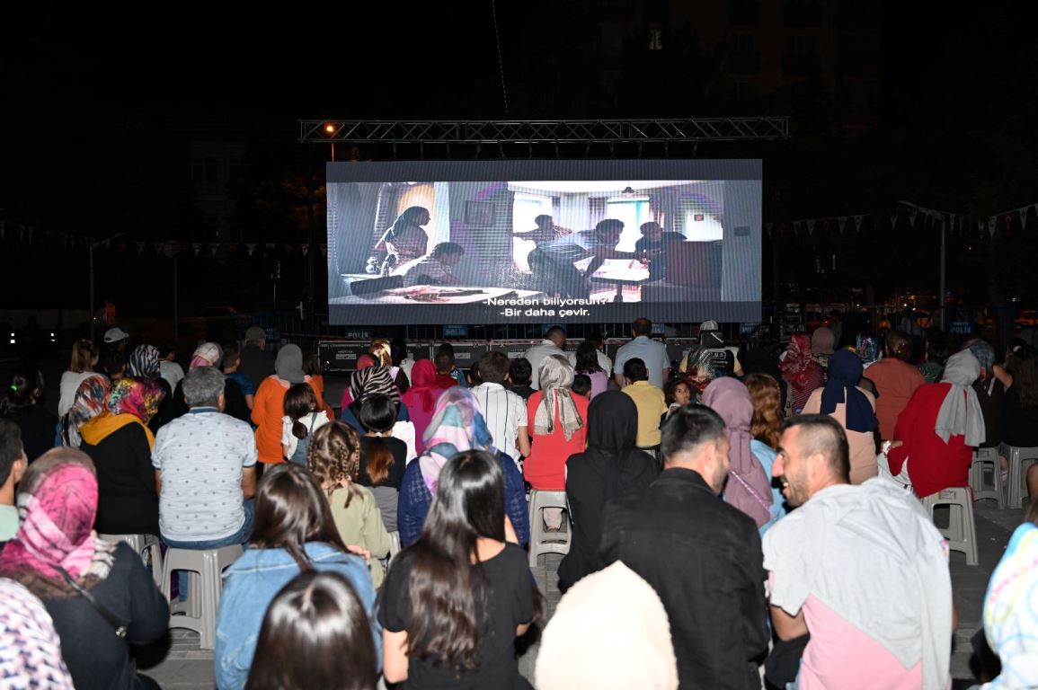 Seydişehir'de açık havada film izlendi