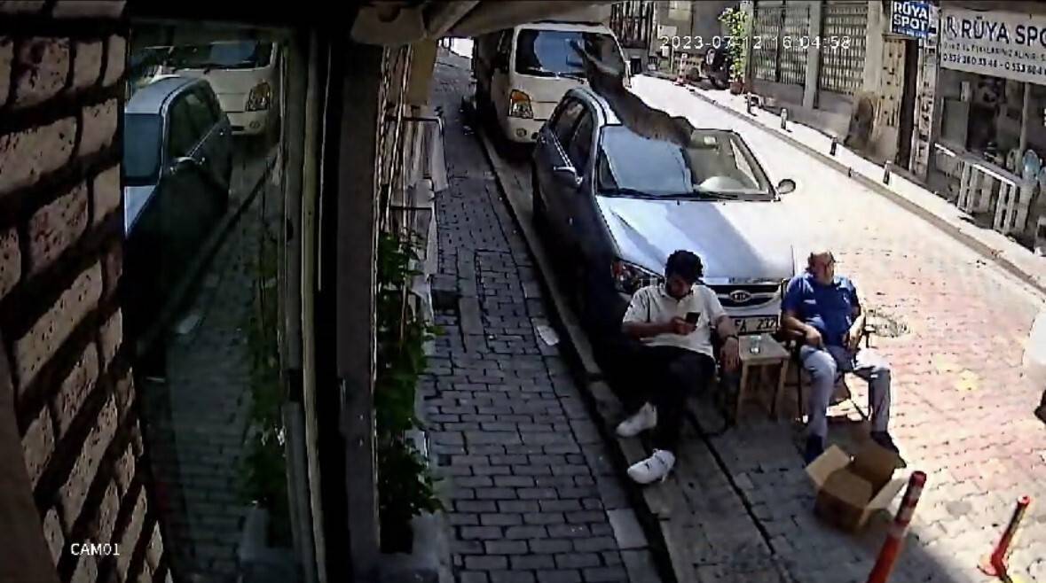 İkinci kattan üzerine kedi düştü o anlar kamerada