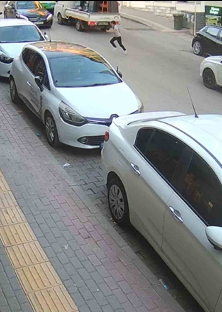 Yola aniden fırlayan çocuğa otomobil çarptı