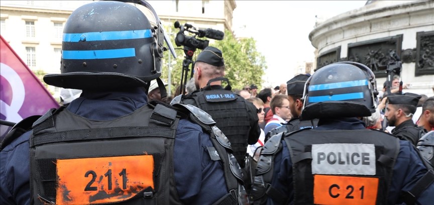 Fransa'da 7 polise gözaltı