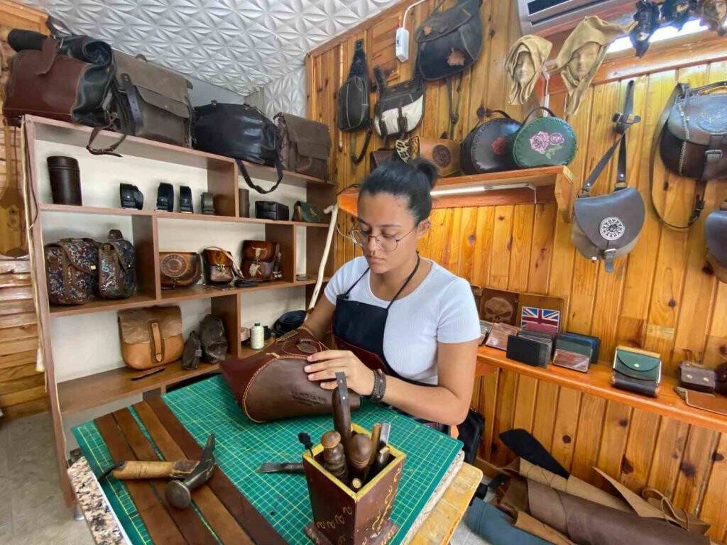 19 yaşında kendi atölyesini açtı