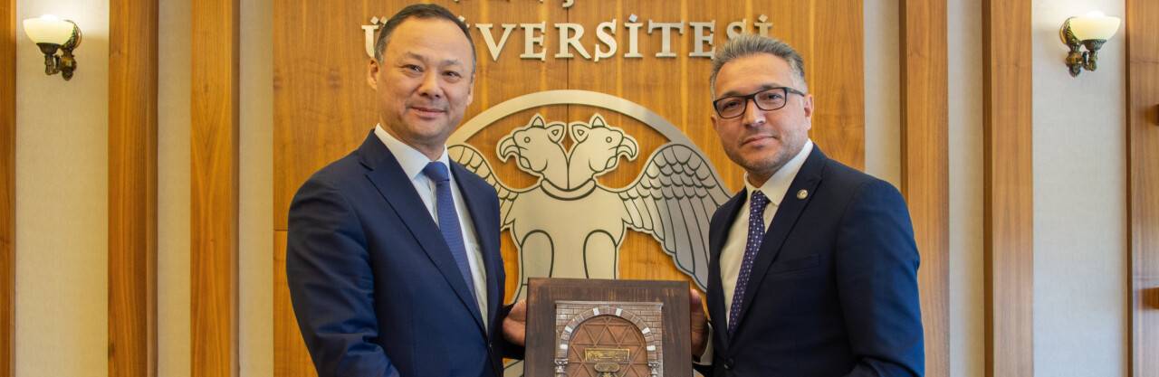 Kırgızistan’ın Ankara Büyükelçisi Kazakbaev Rektör Aksoy ile bir araya geldi