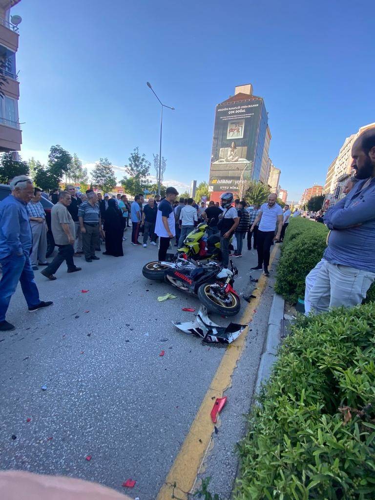 Motosiklet otomobile çarptı