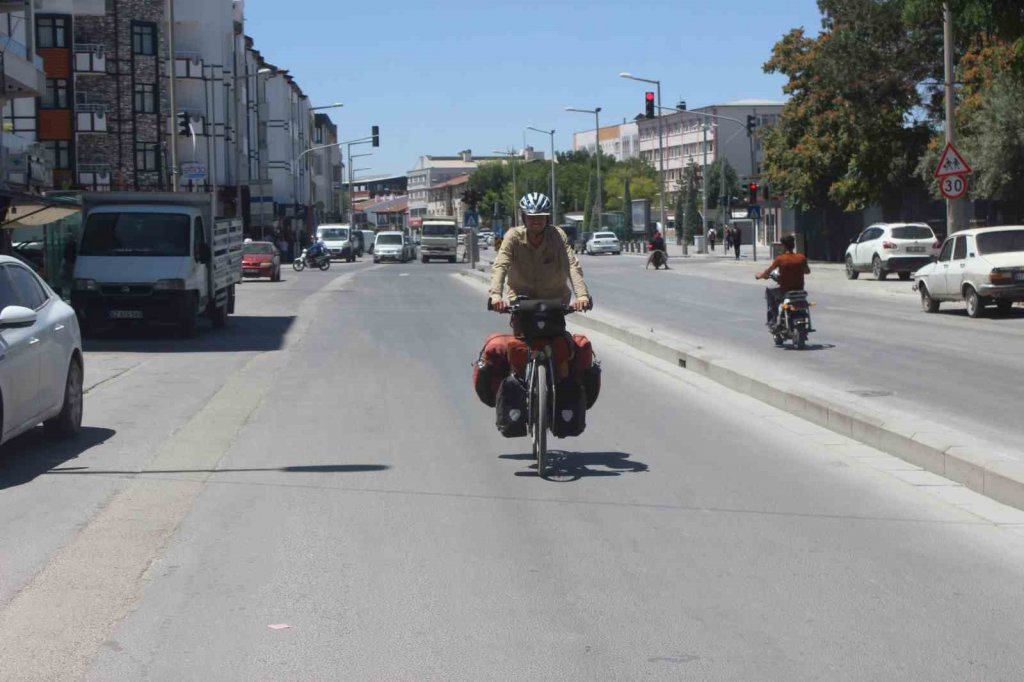 Bisikletle dünya turuna çıktı, Konya’da mola verdi
