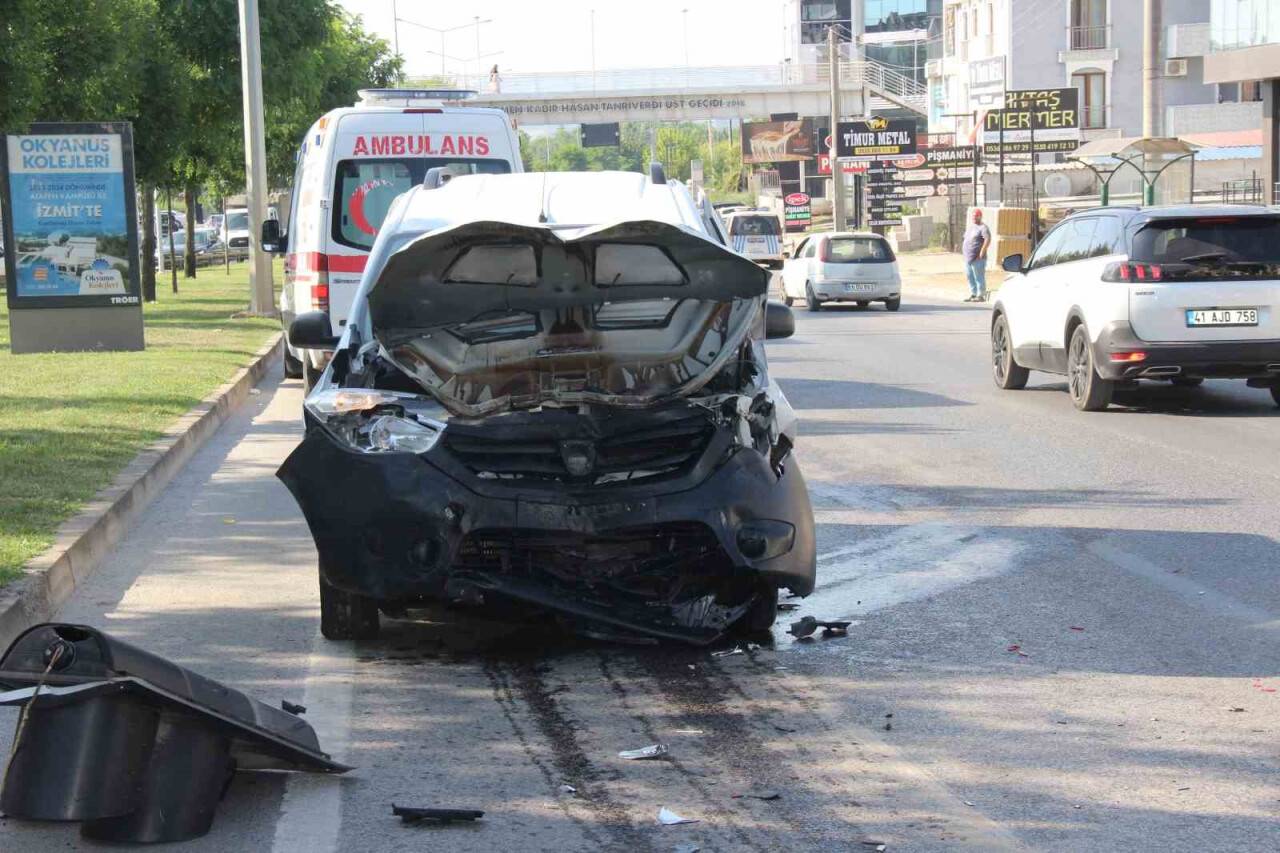 Lüks otomobil ile hafif ticari araç çarpıştı: 3 yaralı