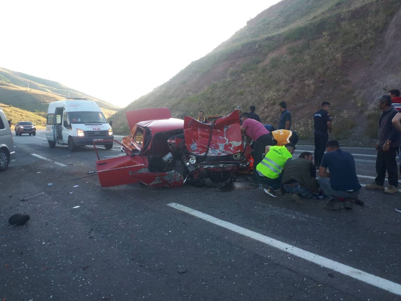 Minibüs ile otomobil kafa kafaya çarpıştı