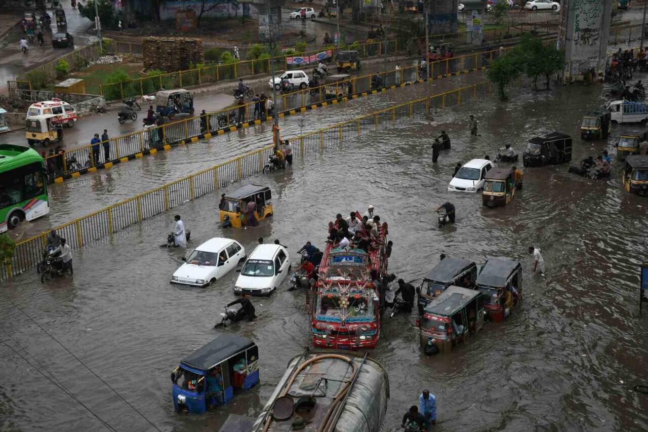 Pakistan’da sel: Araçlar suya gömüldü