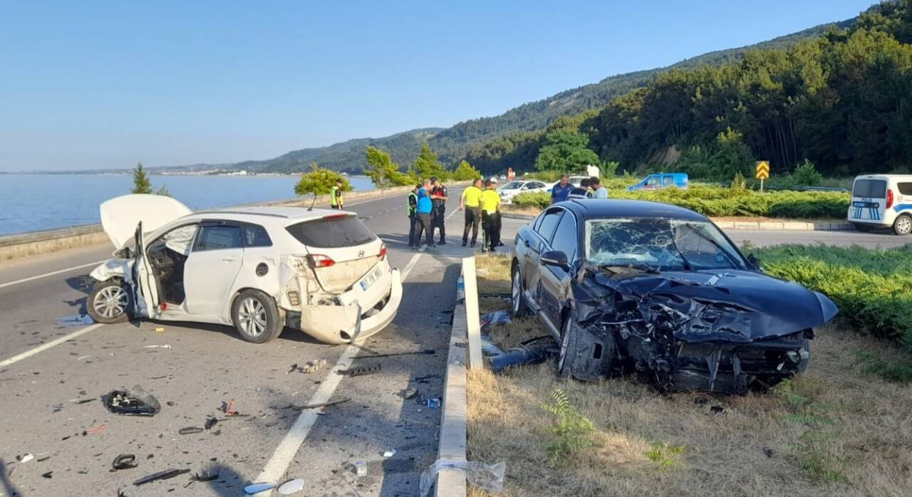 İki otomobil çarpıştı 5 yaralı