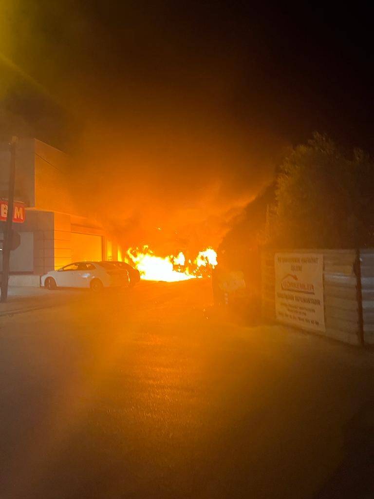 2 araç alev topuna döndü