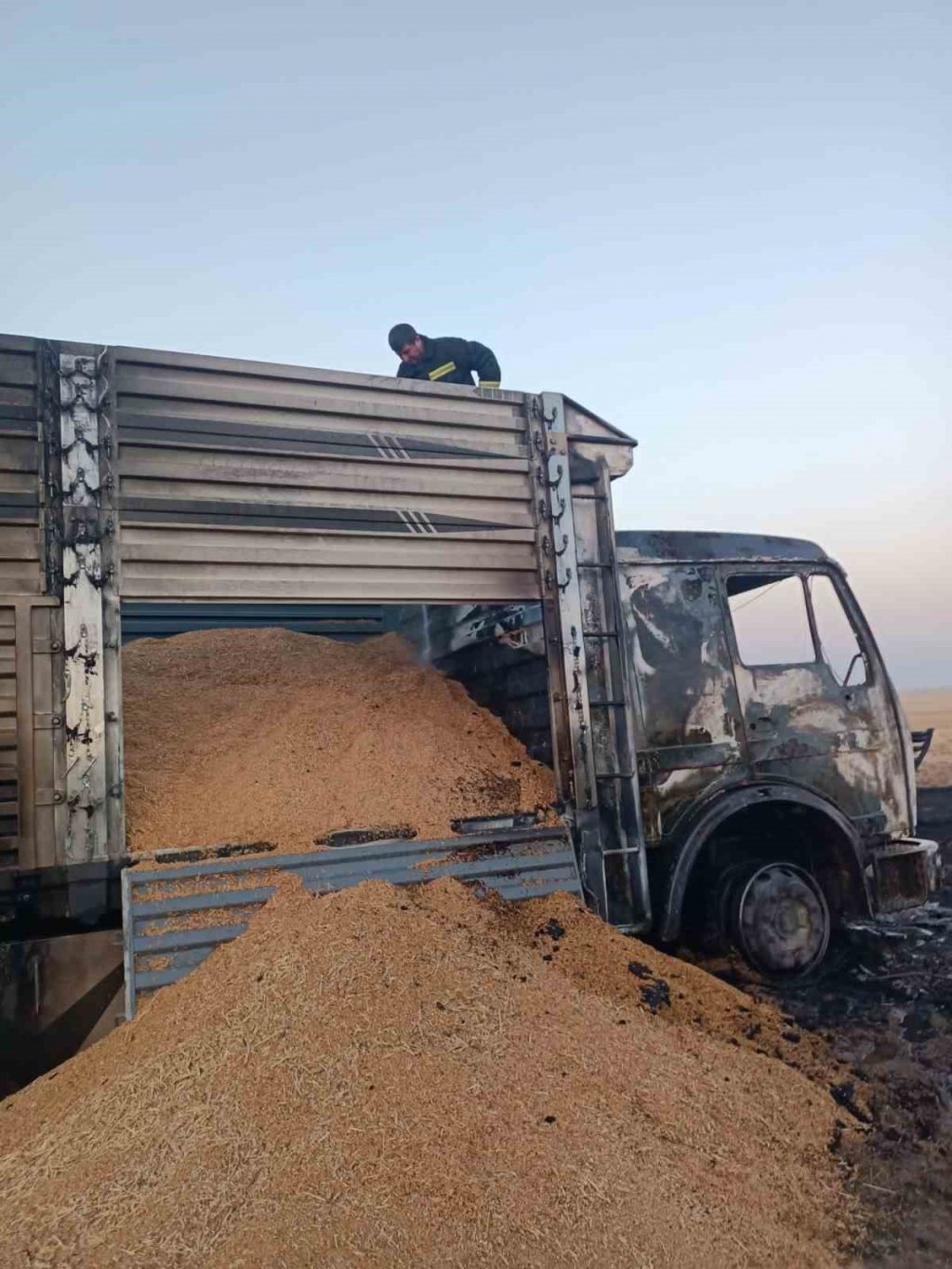Konya’da buğday yüklü kamyon alevlere teslim oldu