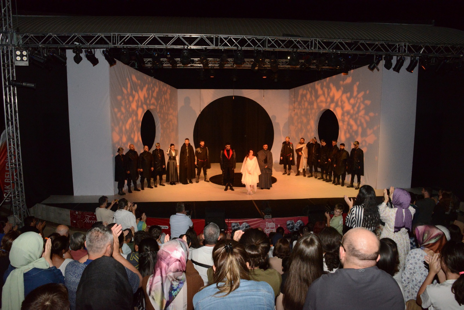 Konya Şehir Tiyatrosu “Barsisa” Oyununu bu kez Uşak’ta sahneledi