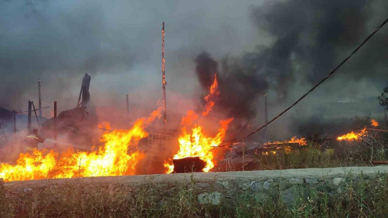 Uzundere’de korkutan yangın