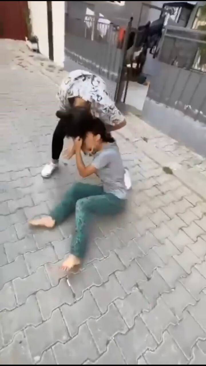 Kızlar saç saça baş başa kavga etti, o anlar kameraya yansıdı