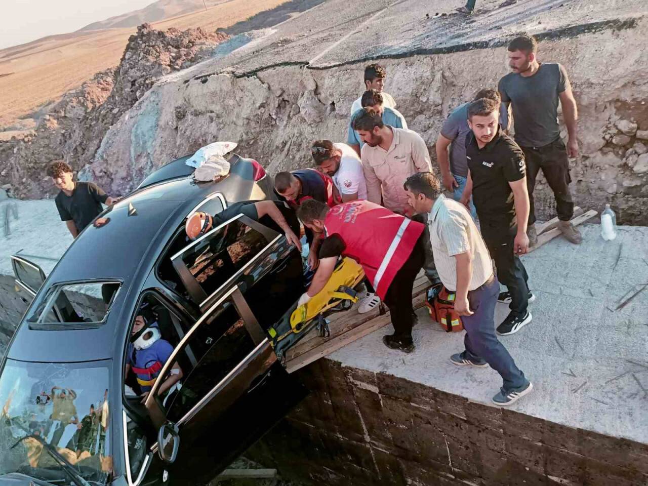 Otomobil yolda çukura düştü