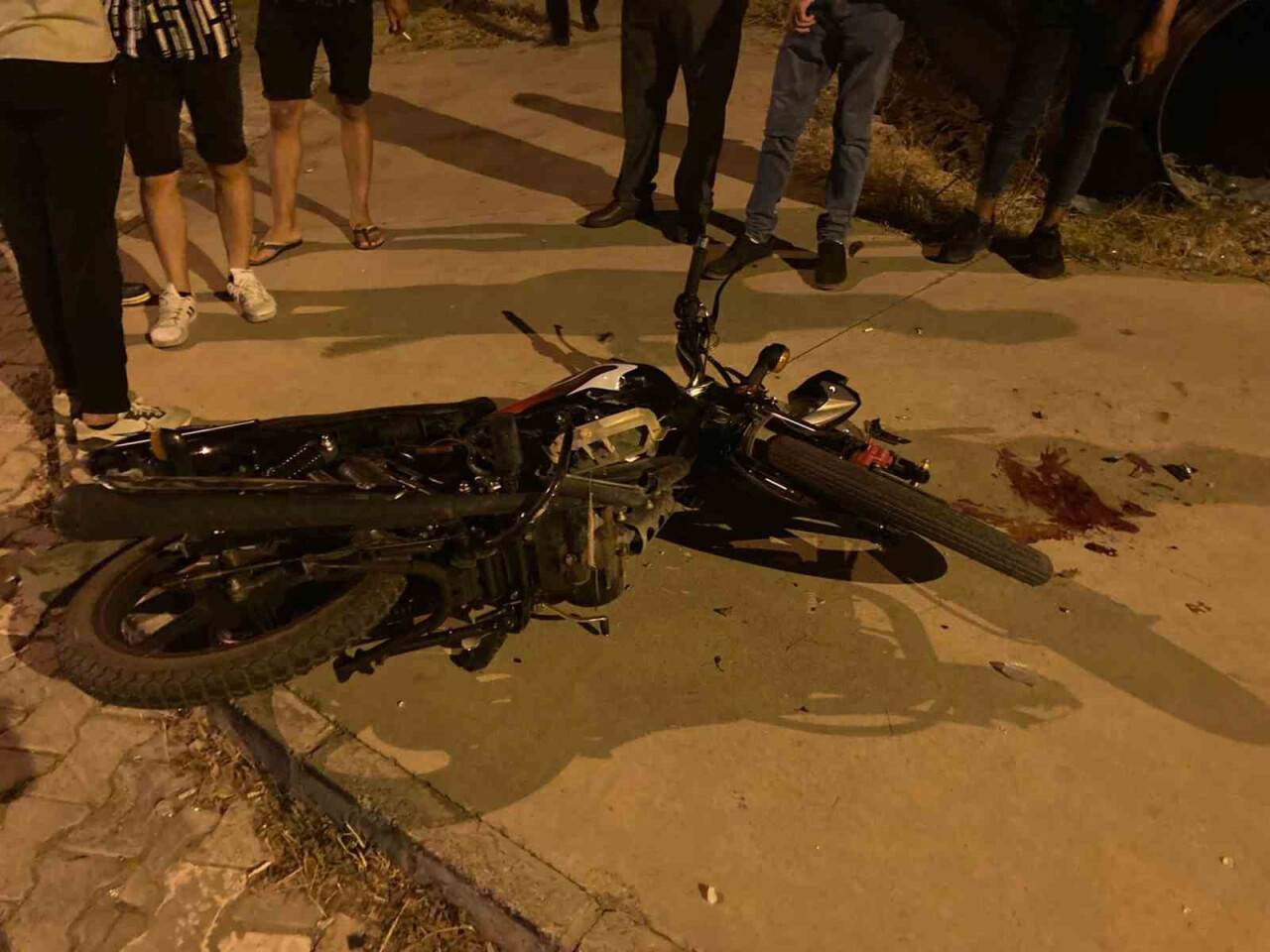 Otomobille çarpışan motosiklet sürücüsü ağır yaralandı