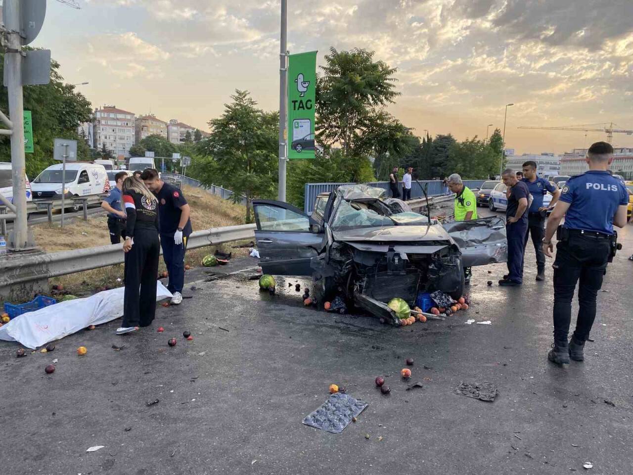 Otomobil, meyve yüklü kamyonete arkadan çarptı