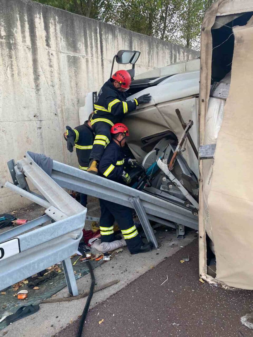 Yalova’da otobüs ile tır çarpıştı: 1 ölü, 4 yaralı