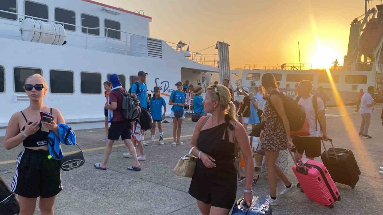 Rodos Adası’ndaki yangınlar sebebi ile tahliye edilen turistler Marmaris’e geldi