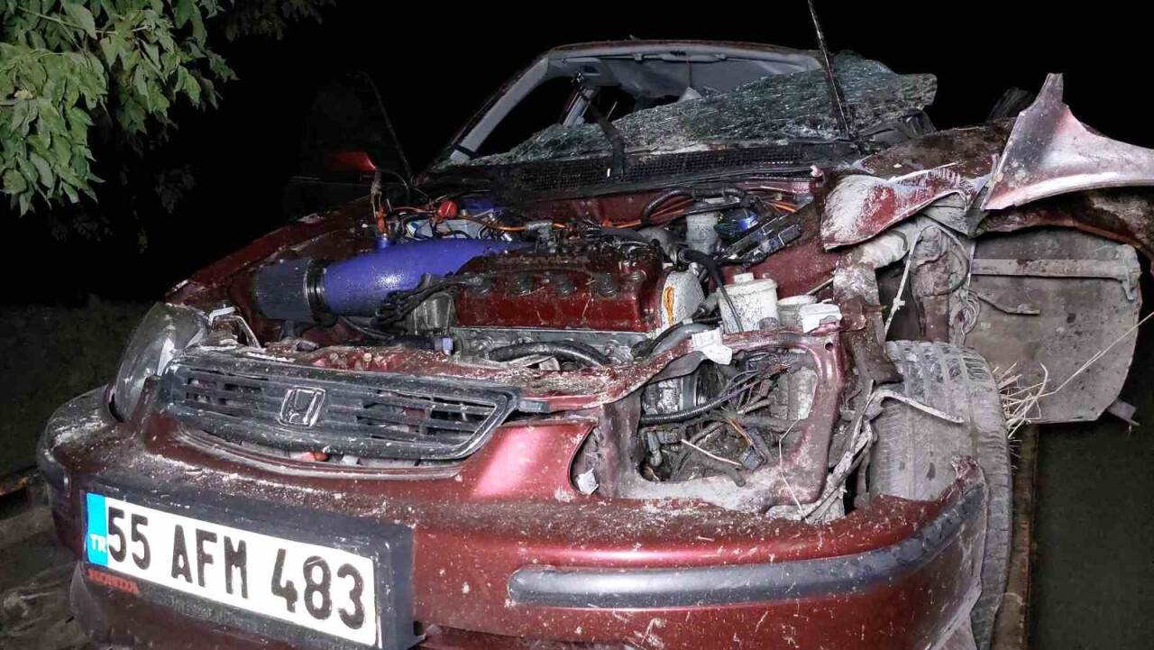 Otomobil köprünün korkuluklarına çarptı