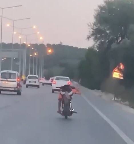 Motosikleti yatarak kullandı