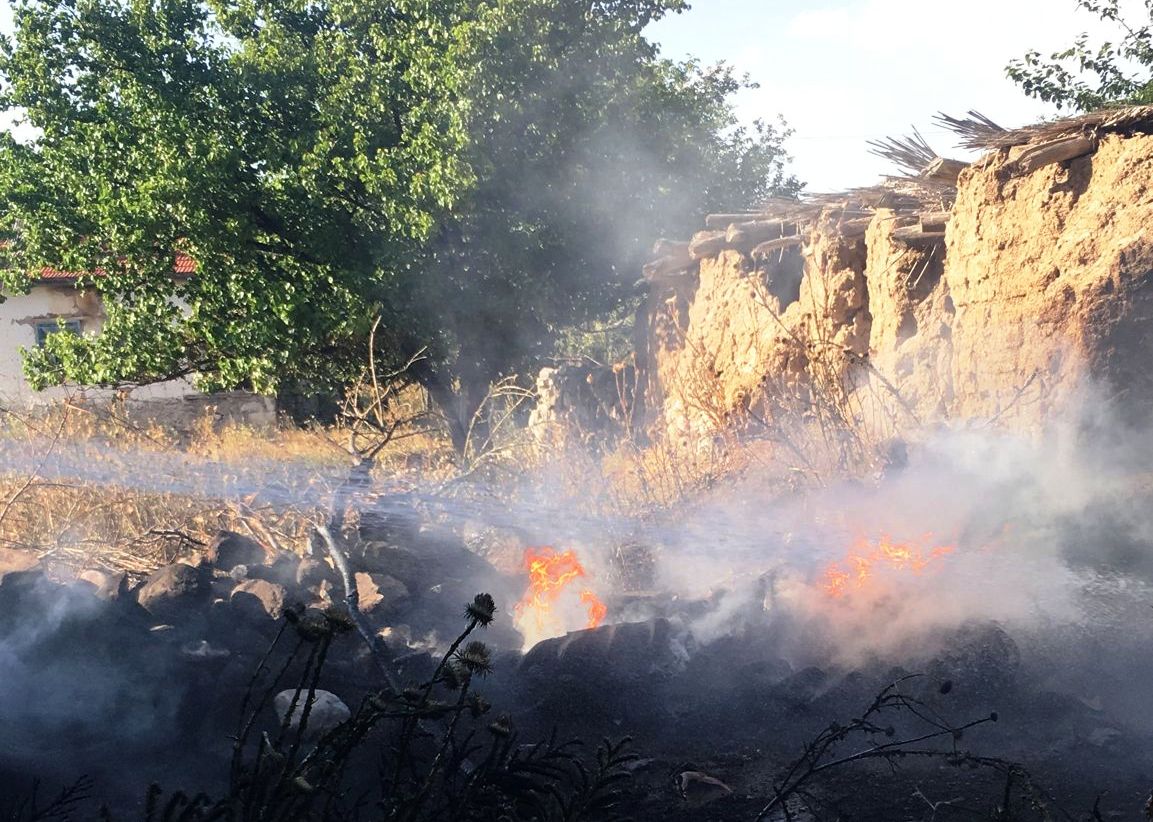 Kulu'da 3 ayrı yerdeki kuru ot yangınları söndürüldü