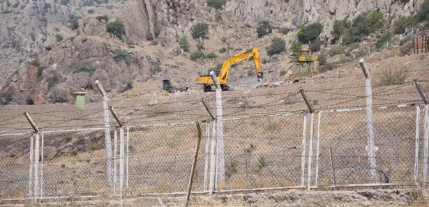 İş makinesini yakıp 2 bekçiyi kaçırdılar
