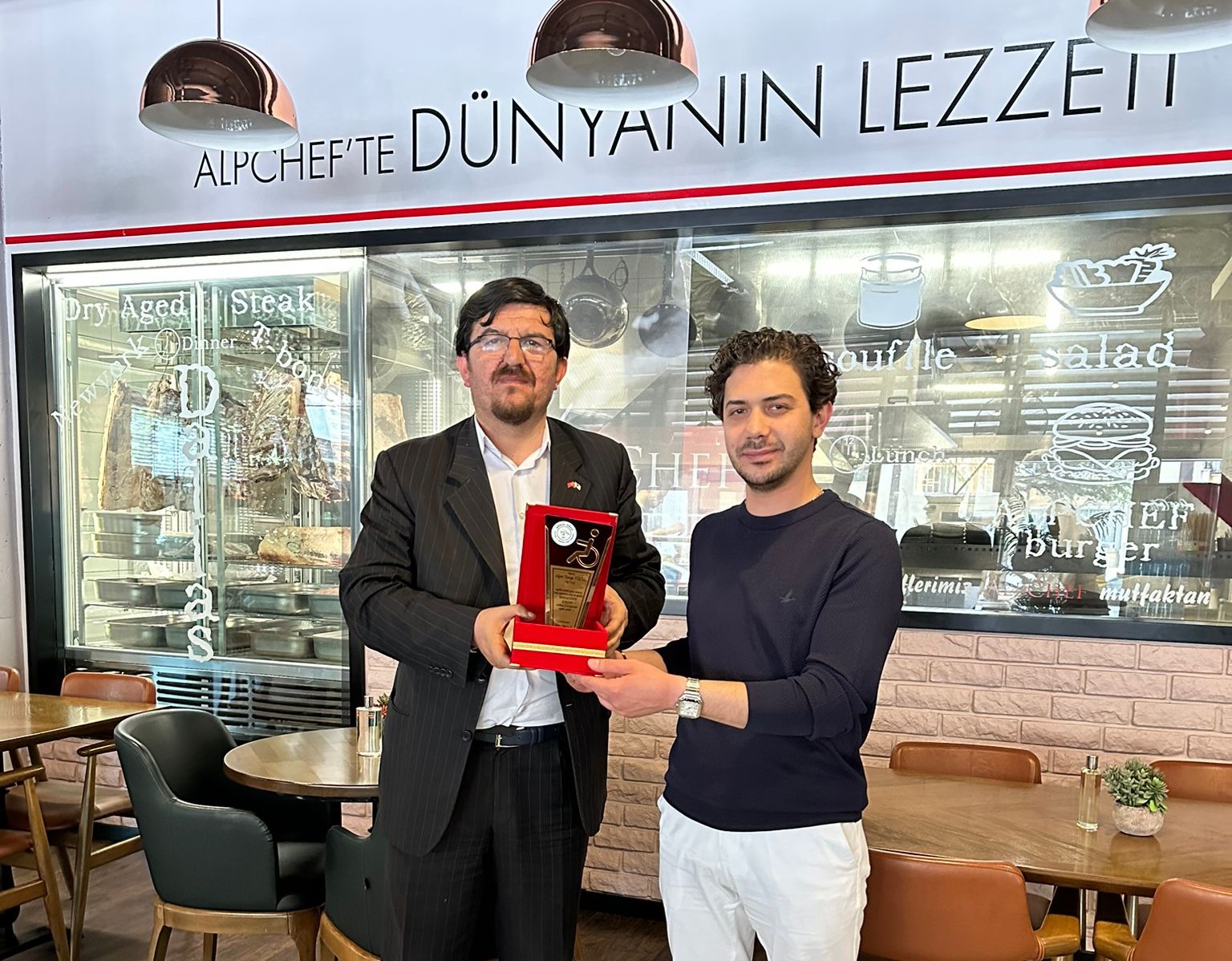 Konya'da Alp chef'e engelsiz işletme ödülü