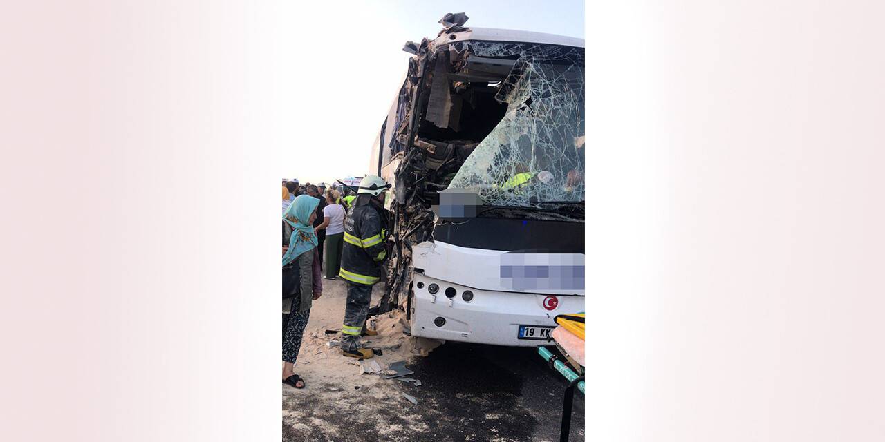 Yolcu otobüsü tıra çarptı: 22 yaralı