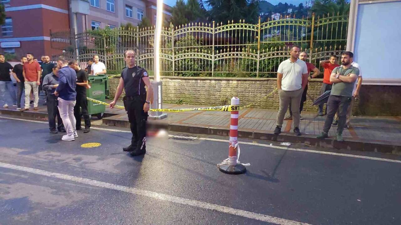 Bıçaklı saldırıda 1 ölü, 2 yaralı