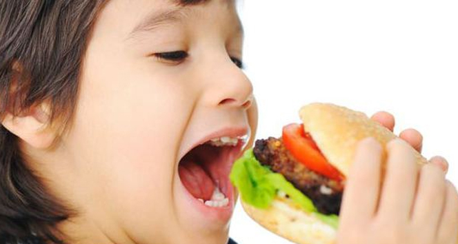 Oyuncaklı menüler çocuklarda fast food tüketimini arttırıyor