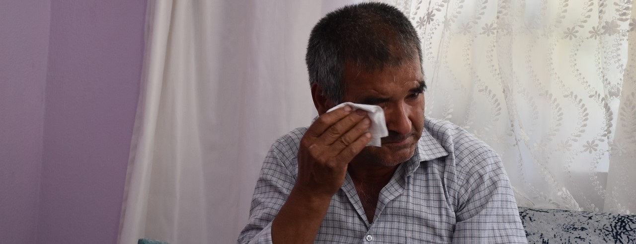 Afyonkarahisar'daki kazada hayatını kaybeden eşine ağlıyor