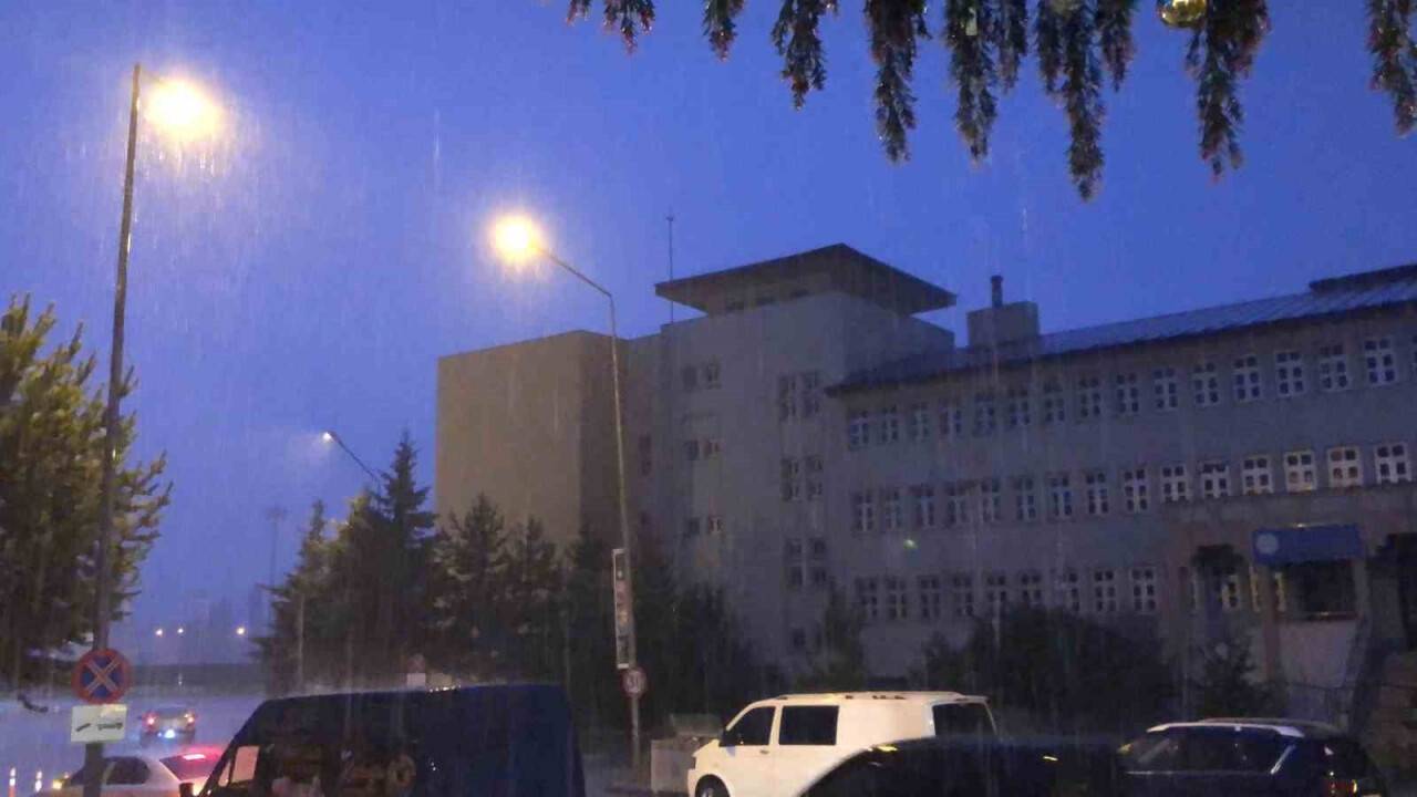 Şimşekler gökyüzünü aydınlattı